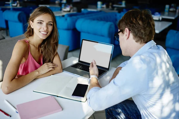 Portrait Cheerful Female Student Smiling Camera While Male Colleague Browsing — Stock Photo, Image