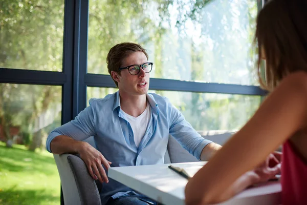 Kaukasiske Mannlige Kvinnelige Kolleger Har Brainstormingsmøte Arbeidsplassen Ved Skrivebordet Helgene – stockfoto