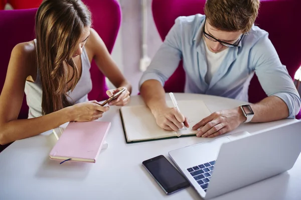 Kaukasische Vrouw Met Behulp Van Cellulaire Apparaat Voor Online Boeken — Stockfoto