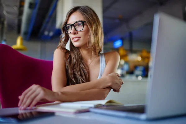 Ragazza Hipster Contemplativa Occhiali Classici Pensando Alla Pianificazione Organizzativa Fare — Foto Stock