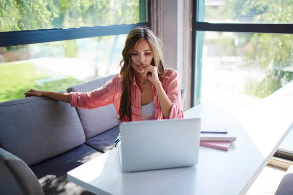 Wykwalifikowana Studentka Oglądająca Webinarium Edukacyjne Poprzez Aplikację Cyfrową Technologię Netbooków — Zdjęcie stockowe