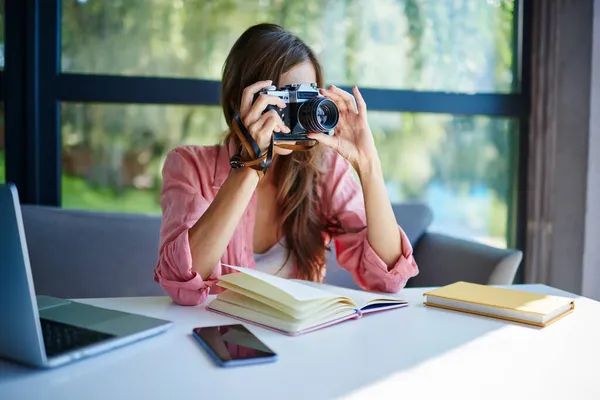 Professionelle Amateurfotografinnen Testen Vintage Kamera Während Der Fernbedienung Schreibtisch Mit — Stockfoto