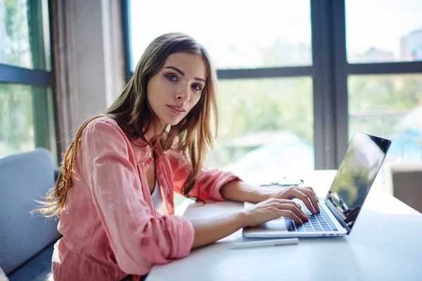 Portrét Mladého Bělošského Profesionála Neformálním Oblečení Sedícího Stolem Digitální Netbook — Stock fotografie