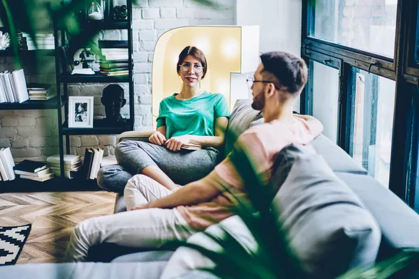 Couple Caucasien Amoureux Reposant Sur Canapé Confortable Discuter Des Relations — Photo