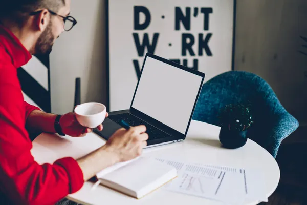 Freelance Maschio Ritagliato Con Tazza Istruzione Libro Testo Guardando Video — Foto Stock