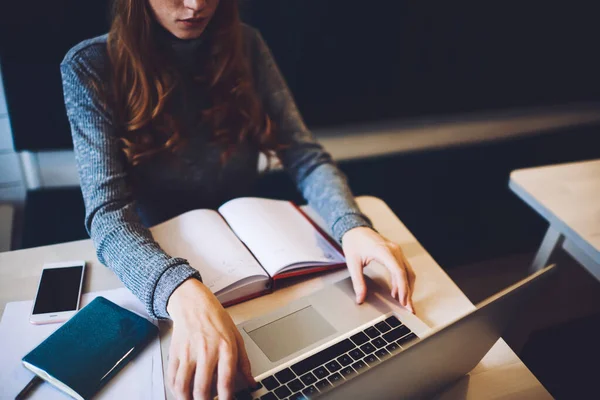 Von Oben Sitzt Eine Freiberuflerin Mit Geöffnetem Notizbuch Tisch Während — Stockfoto