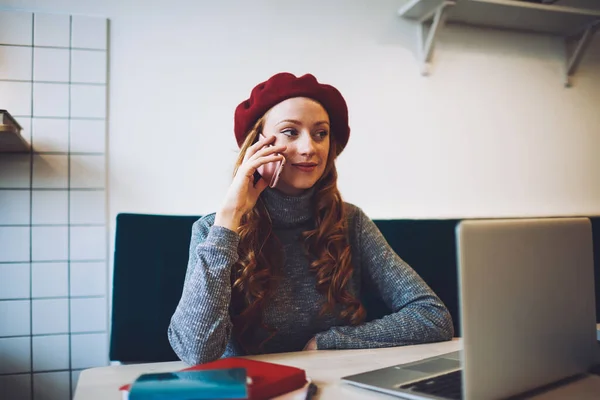 Joven Estudiante Positivo Suéter Azul Boina Roja Hablando Teléfono Móvil —  Fotos de Stock