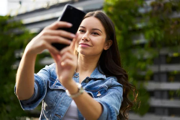 Bájos Női Turista Segítségével Elülső Mobil Fényképezőgép Kattintva Szelfi Képek — Stock Fotó