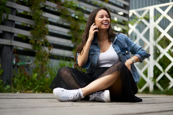 Chica Hipster Alegre Ropa Moda Disfrutando Una Conversación Amistosa Positiva — Foto de Stock