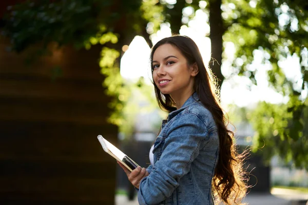 Sidovy Glad Hipster Flicka Med Utbildning Lärobok Handen Tittar Bort — Stockfoto