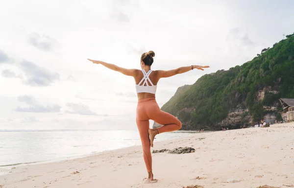 Vue Arrière Femme Gracieuse Vêtements Sport Pratiquant Pose Yoga Pendant — Photo