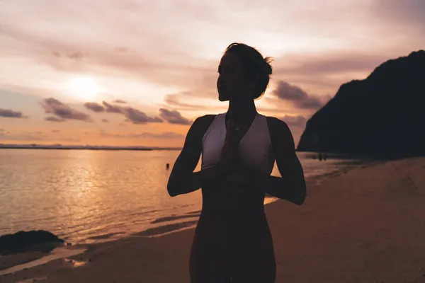 Wanita Tak Dikenal Yang Melakukan Tanda Penghormatan Matahari Saat Berlatih — Stok Foto