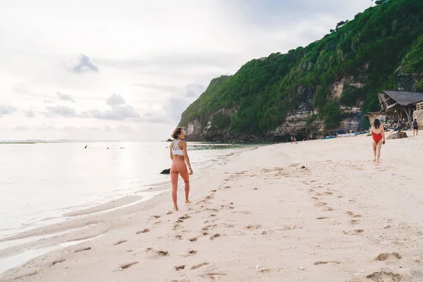 Corpo Inteiro Jovem Mulher Sem Rosto Roupa Banho Andando Praia — Fotografia de Stock