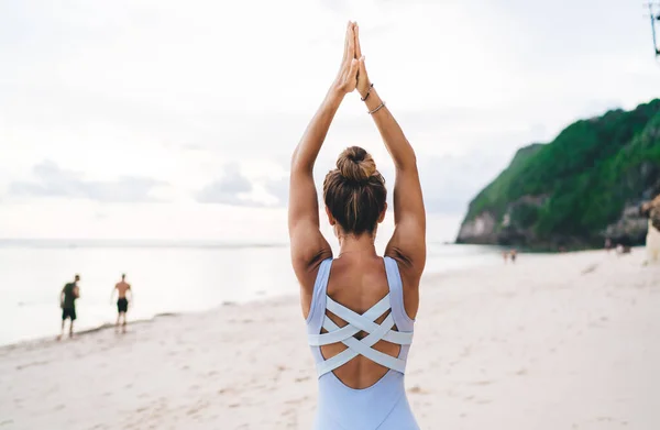 Vista Posteriore Vestibilità Femminile Irriconoscibile Activewear Piedi Sulla Spiaggia Sabbiosa — Foto Stock