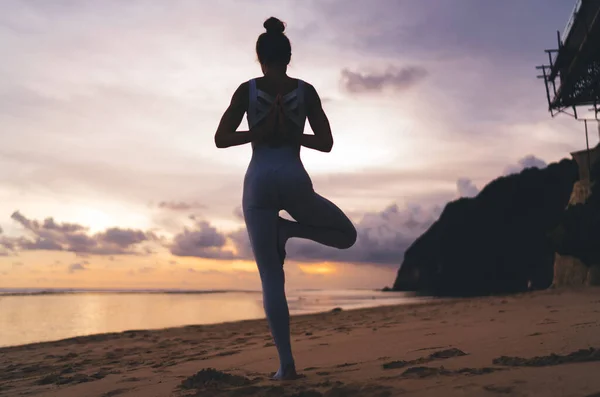 Sahil Şeridinde Egzersiz Yapan Vücut Şeklini Değiştirmeyen Esnek Bir Kadının — Stok fotoğraf