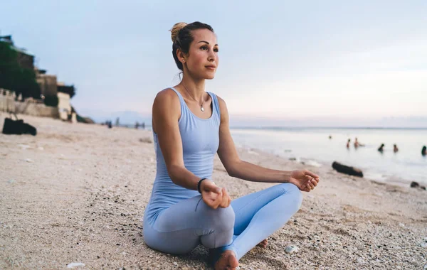 Fit Ethnische Frau Mit Gebundenen Haaren Aktivkleidung Praktiziert Yoga Lotus — Stockfoto