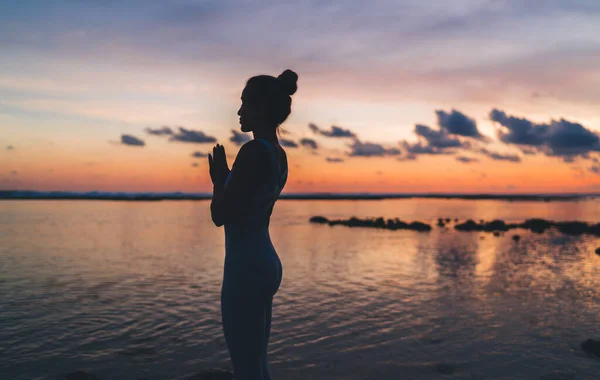 활기찬 소녀가 드리는 기도와 영혼의 영감을 명상하는 해변에서 재현되는 조화와 — 스톡 사진