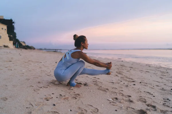 Femme Motivée Survêtement Pratique Étirant Pose Yoga Respirant Appréciant Les — Photo