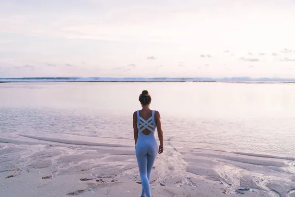 Vista Posterior Señora Anónima Traje Deportivo Caminando Playa Arena Húmeda — Foto de Stock