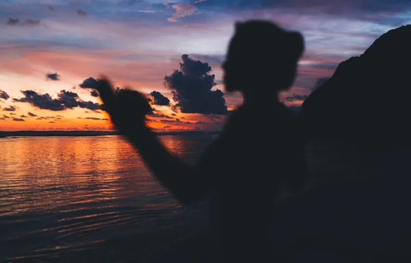Silhueta Fêmea Solitária Praia Olhando Para Pôr Sol Enquanto Descansa — Fotografia de Stock
