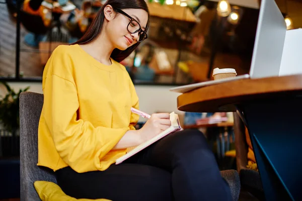 Geconcentreerde Inhoud Aziatische Jonge Vrouw Gele Blouse Bril Het Schrijven — Stockfoto