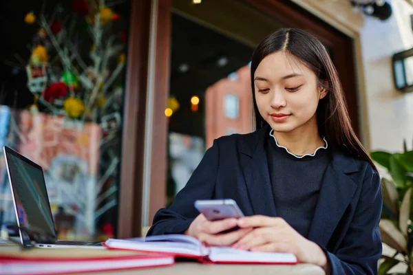 Concentrado Joven Mujer Asiática Chaqueta Negra Mensajes Texto Teléfono Móvil — Foto de Stock