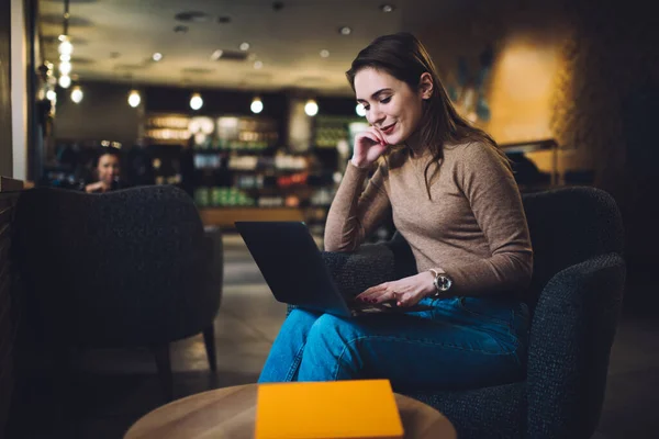 Positieve Vrouw Casual Dragen Zittend Fauteuil Creatieve Werkruimte Browsen Laptop — Stockfoto