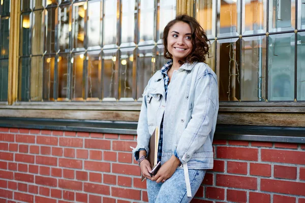 Vrolijke Vrouwelijke Student Trendy Denim Kleding Genieten Van Vrije Tijd — Stockfoto