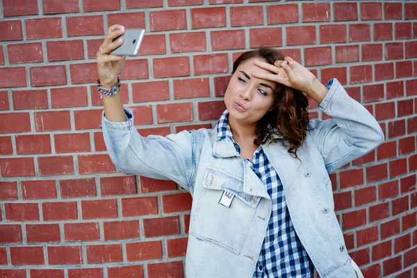 Turista Feminino Com Rosto Pato Sinal Clicando Imagens Selfie Durante — Fotografia de Stock