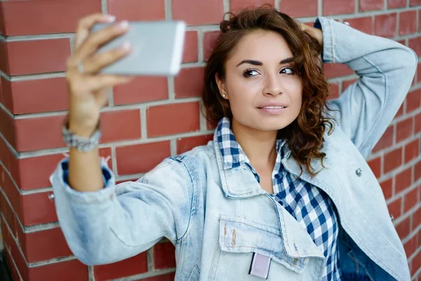Attractive Caucasian Tourist Jeans Jacket Clicking Selfie Images Free Time — Stock Photo, Image