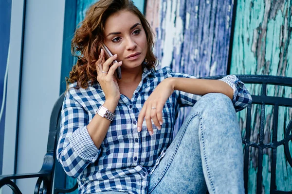 Kaukasische Hipster Meisje Casual Shirt Rusten Straat Bank Tijdens Het — Stockfoto