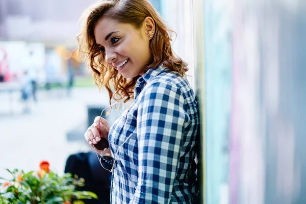 Chica Hipster Feliz Con Gafas Sol Moda Mano Sonriendo Calle — Foto de Stock