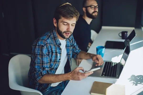 Verificación Profesional Recibió Notificación Teléfono Inteligente Para Aplicación Sentada Escritorio — Foto de Stock