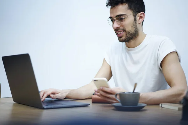 Alegre Hombre Barbudo Étnico Freelancer Traje Casual Gafas Sonriendo Trabajando —  Fotos de Stock