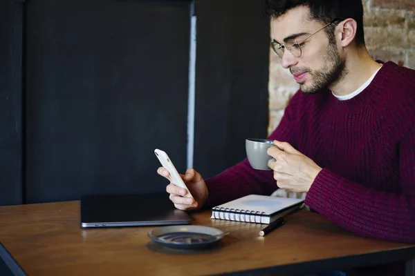 Positiv Skäggig Etnisk Man Frilansare Casual Wear Och Glasögon Sitter — Stockfoto