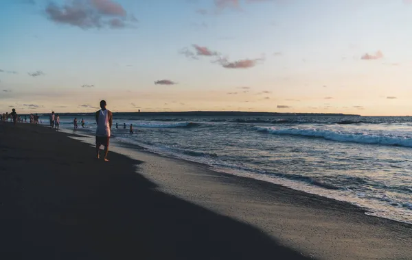 Άνθρωποι Κολυμπούν Στον Απέραντο Ωκεανό Και Περπατάνε Κατά Μήκος Της — Φωτογραφία Αρχείου
