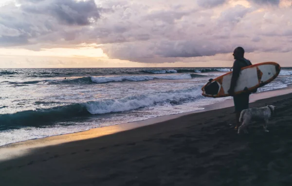 Silueta Surfista Masculino Anónimo Ropa Casual Sosteniendo Tabla Surf Admirando —  Fotos de Stock