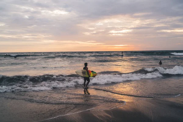 Неупізнаваний Чоловік Ходить Піщаному Пляжу Океаном Балі Тримає Дошку Серфінгу — стокове фото