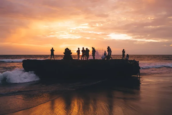 Vista Trasera Turistas Irreconocibles Caminando Sobre Una Larga Roca Oscura — Foto de Stock