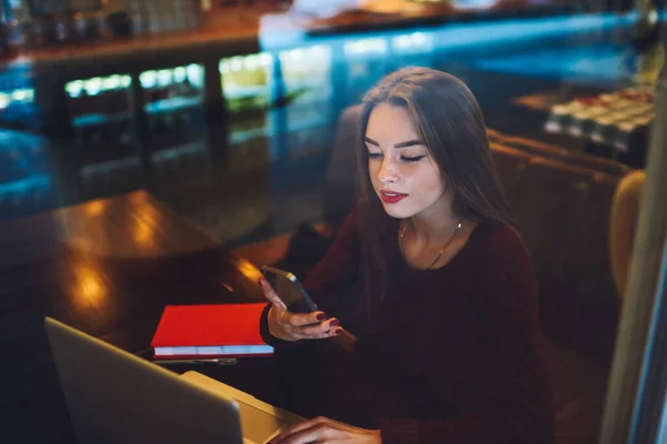 Sus Focalizat Femeie Lucrător Distanță Haine Casual Așezat Masă Cafenea — Fotografie, imagine de stoc