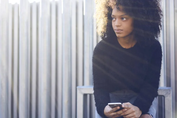 Uprawa Zamyślony Student Afro Fryzury Czarny Sweter Spędzać Czas Ulicy — Zdjęcie stockowe
