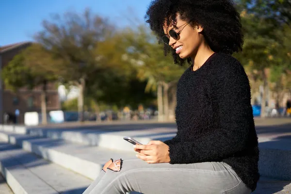 Vista Laterale Della Donna Etnica Positiva Abito Casual Occhiali Seduti — Foto Stock