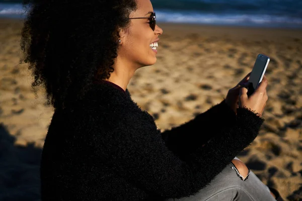 Widok Boku Wesoły Afroamerykanka Stroju Casual Okulary Słoneczne Uśmiechając Się — Zdjęcie stockowe