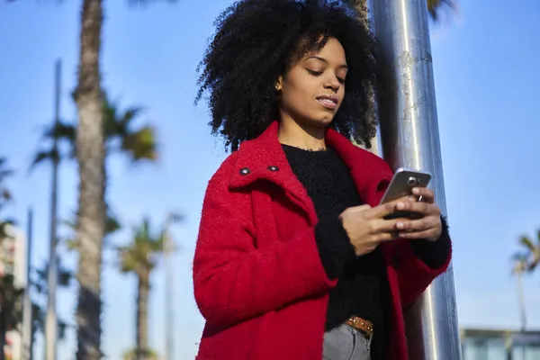 Zdola Sebevědomé Afroameričanky Módní Oblečení Procházení Smartphone Zatímco Stojí Blízkosti — Stock fotografie