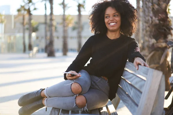 Wanita Muda Afrika Amerika Yang Optimis Dengan Rambut Keriting Yang — Stok Foto