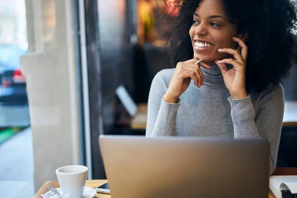 Positieve Zwarte Vrouwelijke Freelancer Casual Kleding Glimlachend Kijkend Weg Terwijl — Stockfoto