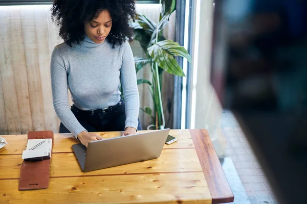 Cima Sério Africano Americano Feminino Freelancer Desgaste Casual Sentado Mesa — Fotografia de Stock