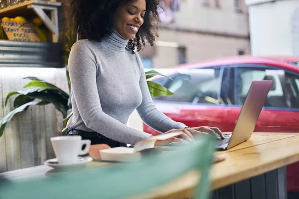 Alegre Freelancer Afroamericana Ropa Casual Sonriendo Trabajando Proyecto Remoto Portátil —  Fotos de Stock