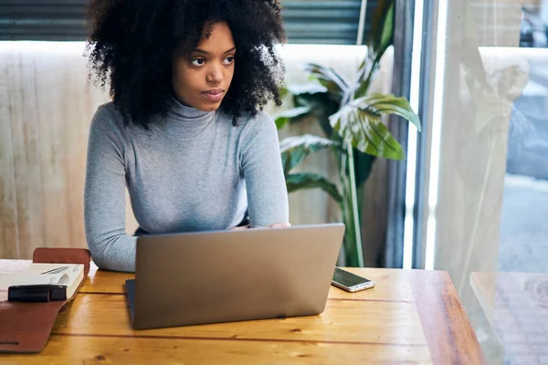 Góry Zamyślony Afroamerykanka Freelancer Casual Strój Patrząc Daleko Podczas Pracy — Zdjęcie stockowe