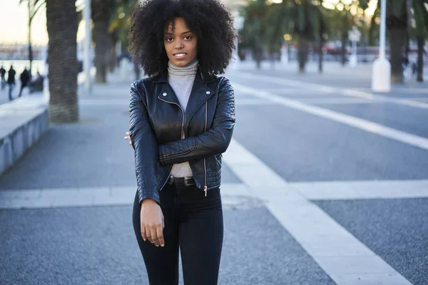 Ernsthafte Afroamerikanerin Stylischem Outfit Steht Auf Der Straße Und Schaut — Stockfoto